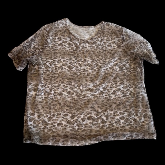 🐆Sheer leopard print shirt. TRENDING leopard print and SHEER 🐆 Great condition - Picture 2 of 14